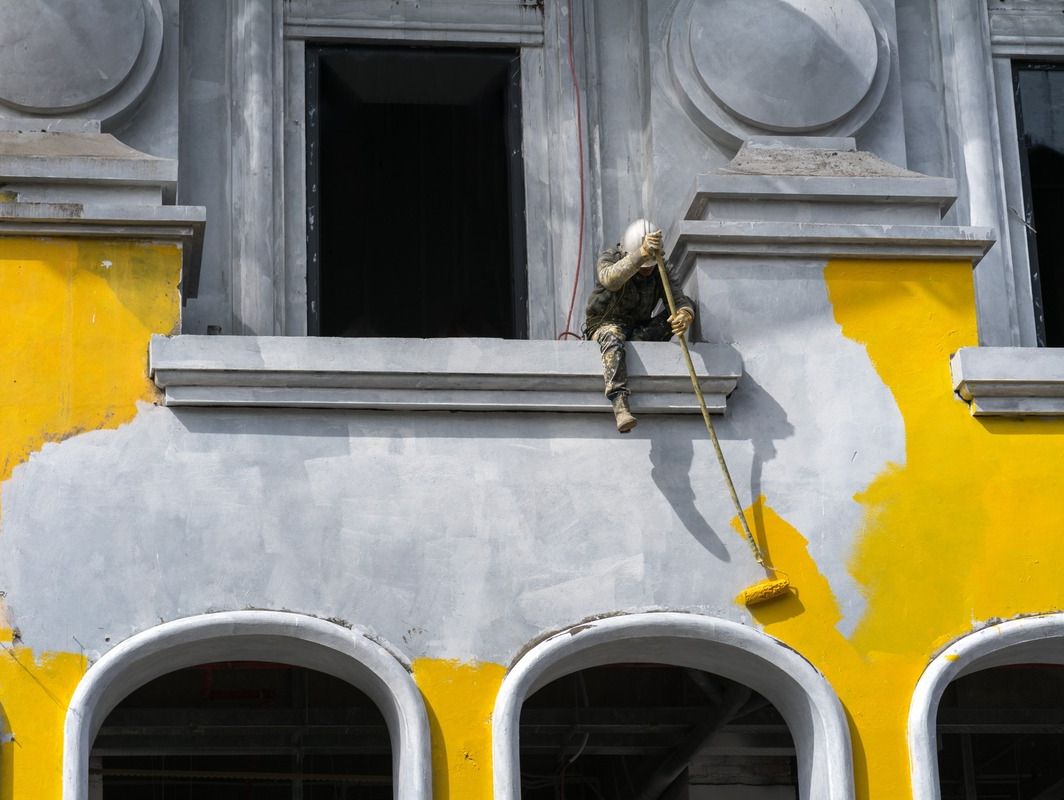 pintor en fachada imprime amarillo